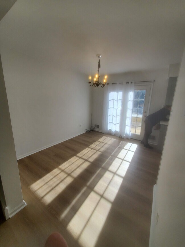 El comedor se abre a la cocina con puertas francesas que dan al patio. - 41 Heather Ct