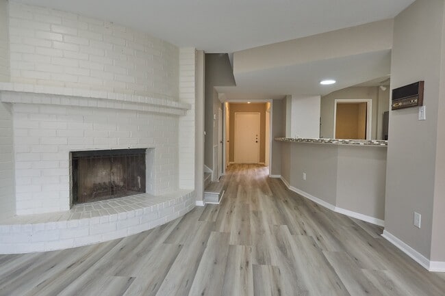 Building Photo - 14662 Perthshire Rd Unit D