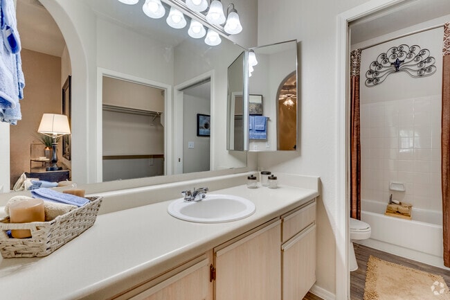 2HAB, 2BA - 1,150 ft² - Baño principal - Ventana Apartments