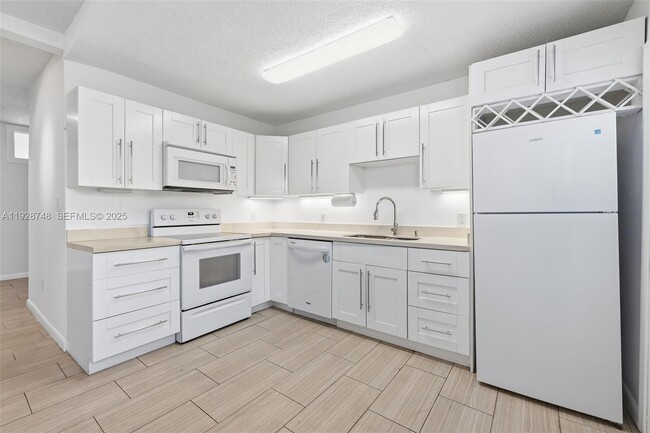 Photo - 521 NE 70th St Unidad 2