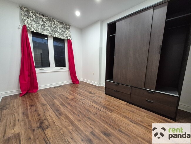 Photo - 156 Oakcrest Ave Unit Main