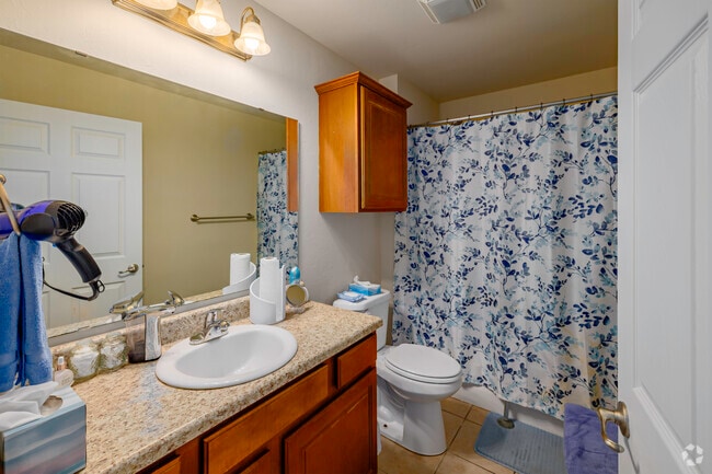 2BR, 2BA - 1,000SF - Second Bathroom