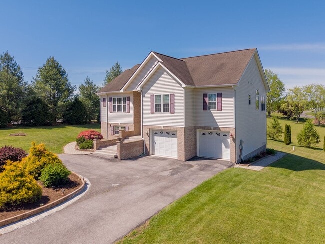 Photo - Spacious 4 Bed, 3 Bath Home for Rent – Blacksburg Area – $3,200/month