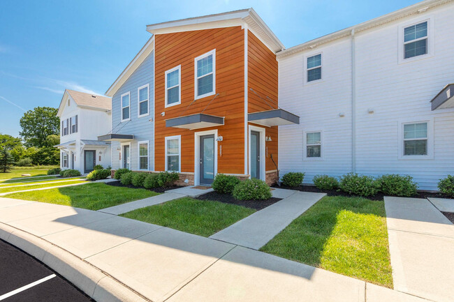 Experimente la elegancia moderna con este colorido exterior de casa adosada. - The Gramercy New Albany Townhomes