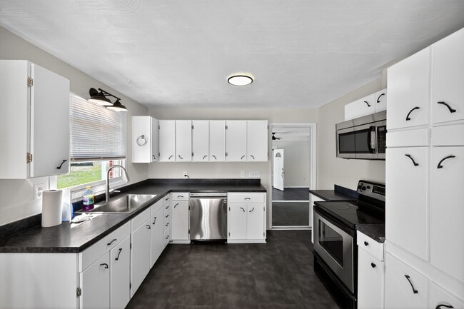 Photo - 1580 N Honeycutt St