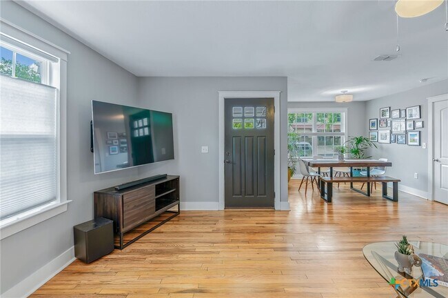 Photo - 2404 Oak Crest Ave