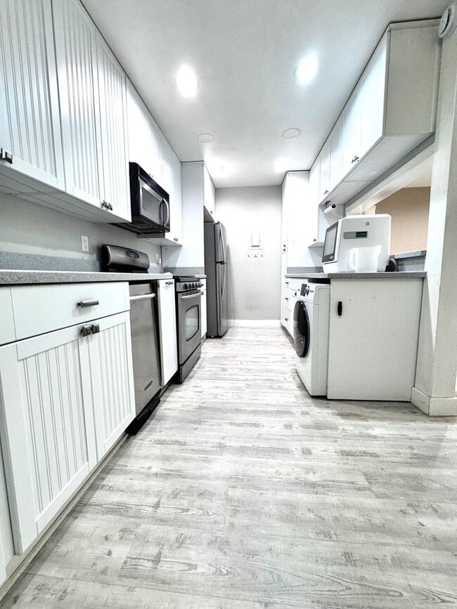 Building Photo - Highly Upgraded Unit 57