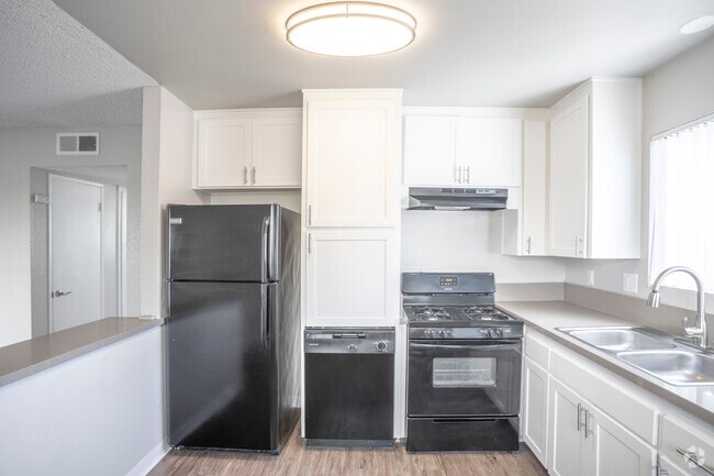 2 BR, 2 BA- 950 SF