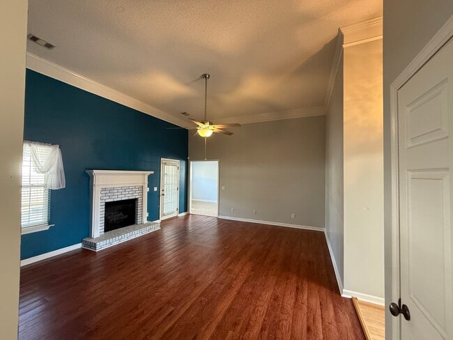 Photo - 100 Englewood Ct