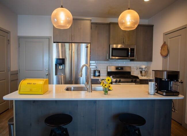 250 E Ellen Ln