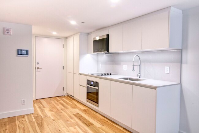 Building Photo - 3460 Rue Peel Unit 111