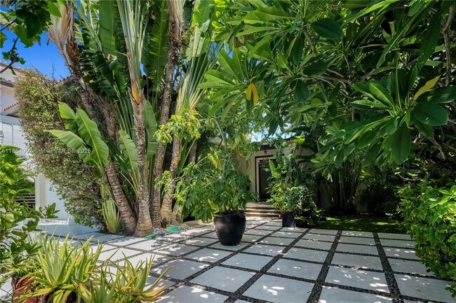 Photo - 1111 N Venetian Dr