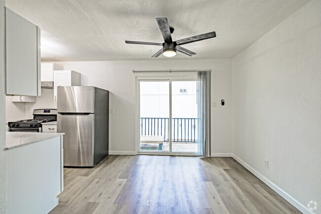 1BR, 1BA - 725SF - Dining Area