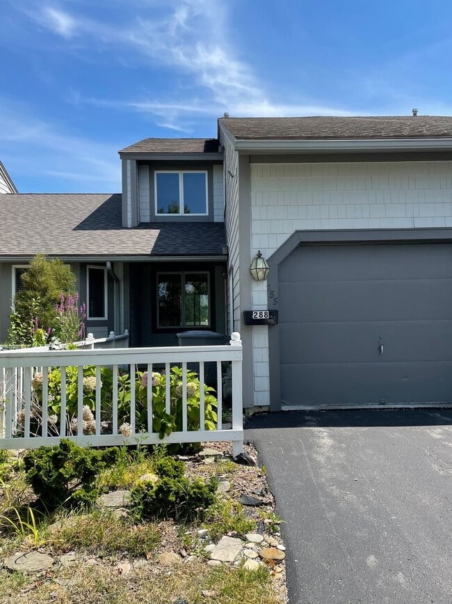 Building Photo - 288 Summerhaven Dr N