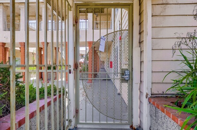 Entrada segura - Central Inglewood Life – Gated Living Near SoFi & Transit