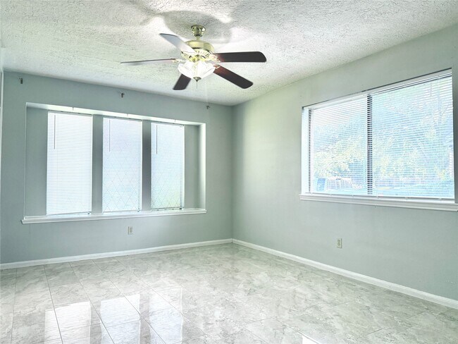 Building Photo - 9002 Sabastian Dr