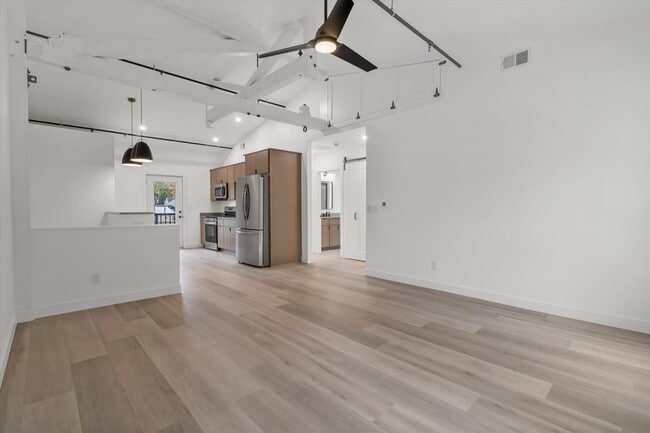 Building Photo - 308 Oak St