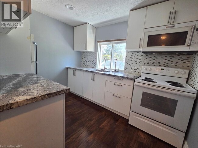 Photo - 2021 Edinburgh Dr