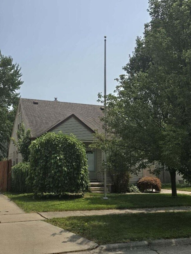 Coming soon!! Cute 3 bedroom 1.5 bath bung... - Coming soon!! Cute 3 bedroom 1.5 bath bung...