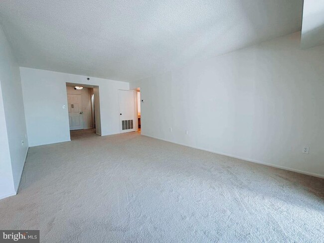 Photo - 15100 Interlachen Dr Unit 4-111