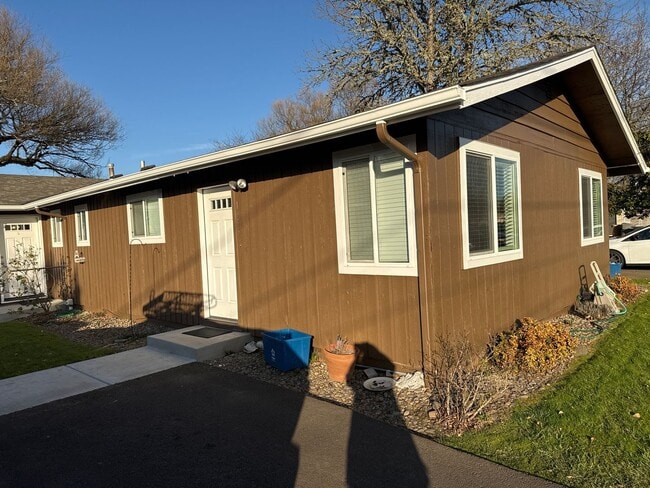 Building Photo - 2 Bedroom 1 bath in NW Corvallis Unit Hayes1955