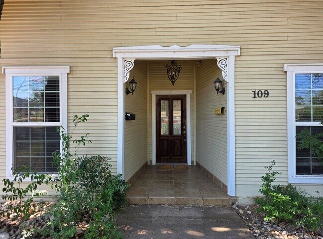 Photo - FOR LEASE!!