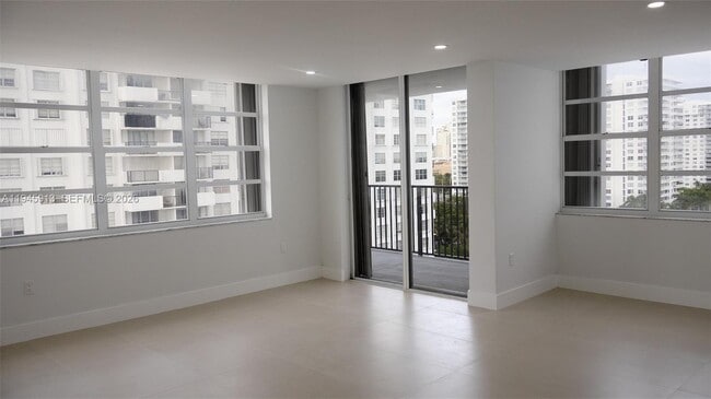 Photo - 2750 NE 183rd St Unidad 1109