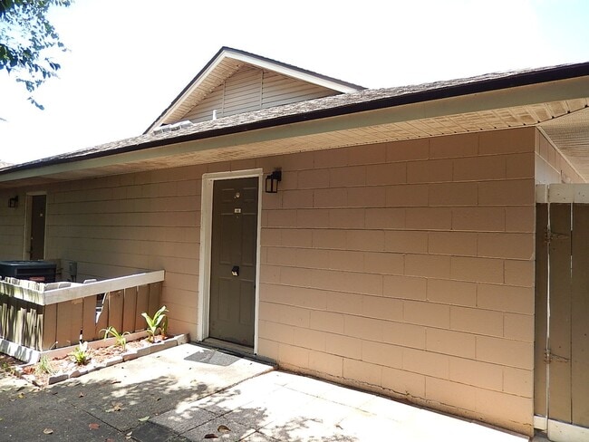 Building Photo - CUTE 1/1 w/ Tile Floors, Walk In Closet, Patio, & Neighborhood Pool! Bike to FSU or TCC! $850/mon...