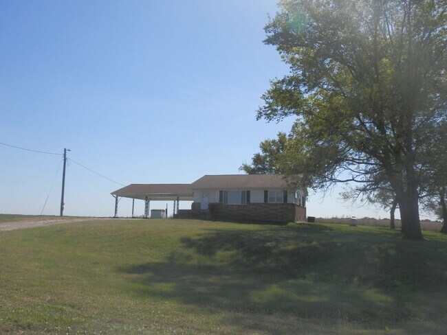 Photo - 3 Bed 2 Bath Farmhouse!