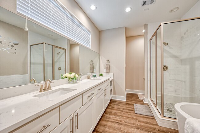 Photo - 882 Fortune St