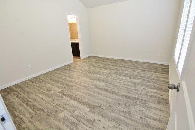 Building Photo - 15 Lazy Swing Ct