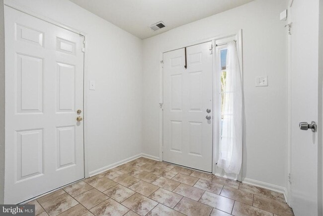 Photo - 10352 College Square