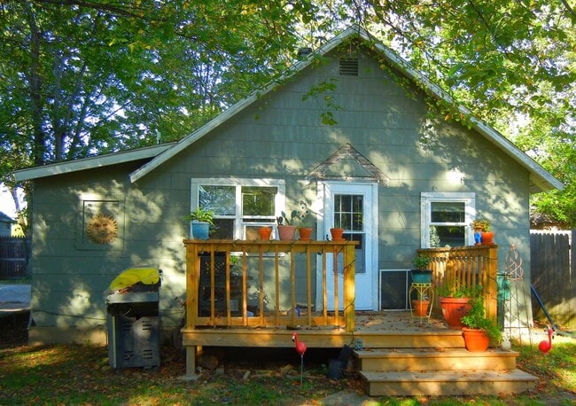 Building Photo - Large Back Porch Rental