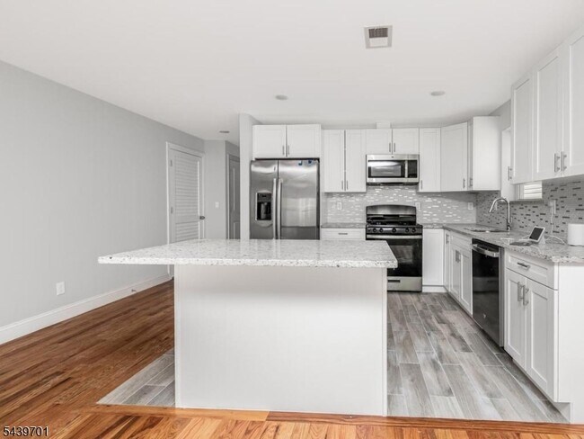 Photo - 282 W Runyon St