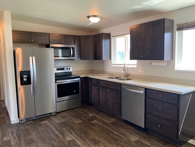 Building Photo - Beautiful Three Bedroom; West Jordan, 1,200 sq ft,Updated Kitchen