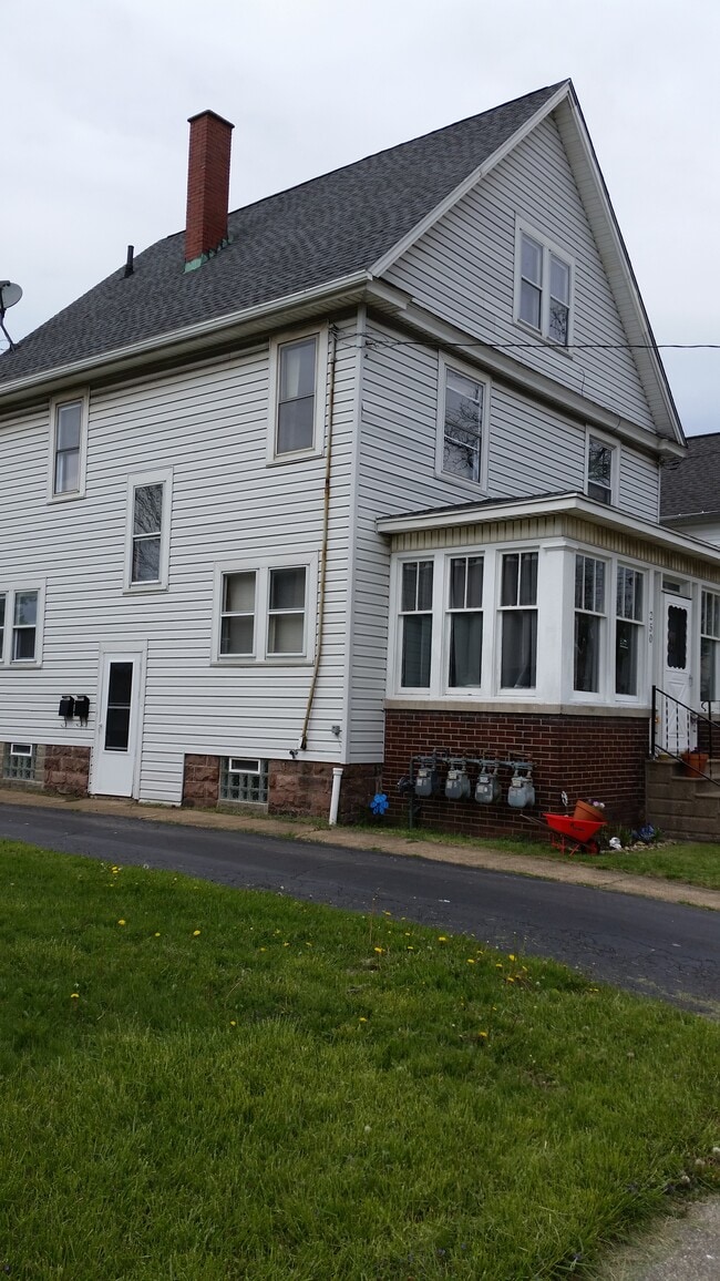 Building Photo - 250 Robinson St Unit 1 Rental