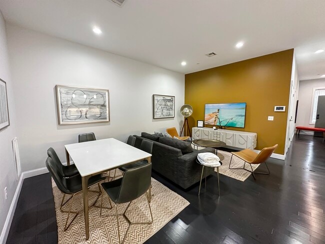 Building Photo - 318 Court St Unit 3