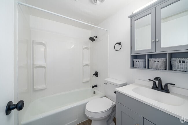 2BR, 1.5BA - 975SF - Second Bathroom