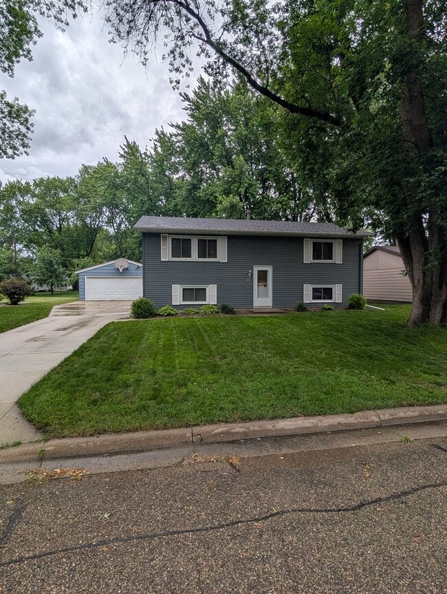 Building Photo - 204 Ann Dr