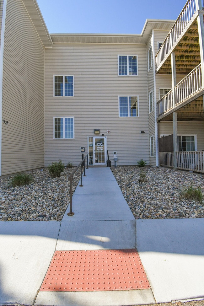 Photo - 7434 S Louise Ave Unidad 301