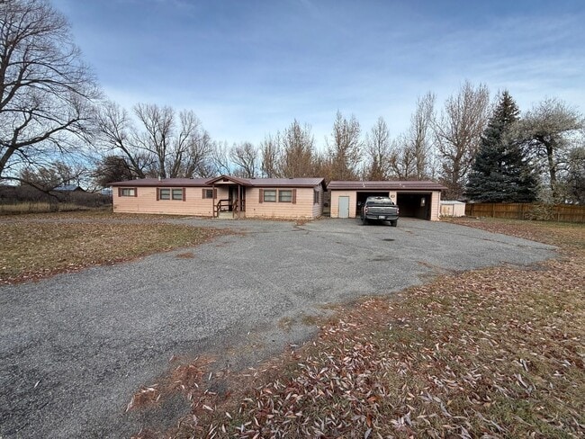 Building Photo - 4 Bed 2 Bath Home with 2 Car Garage, Large Private Fenced Yard. Lander, WY