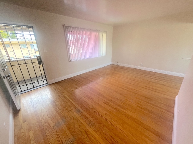 Photo - 515 W G St Apartamento