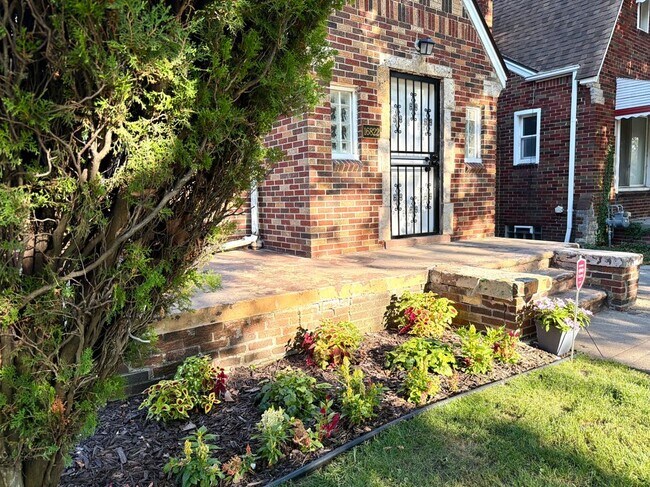 Photo - 16822 Robson St