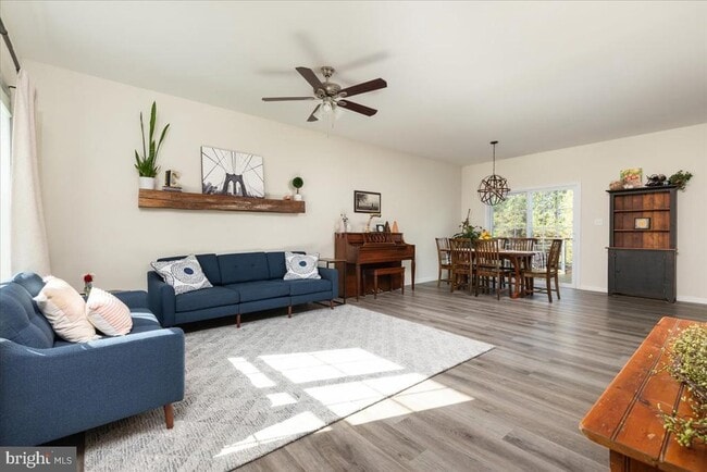 Building Photo - 321 Whispering Echos Dr