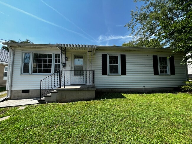 3-Bed 2-Bath in Town with 3-Car Garage! - 3-Bed 2-Bath in Town with 3-Car Garage! House