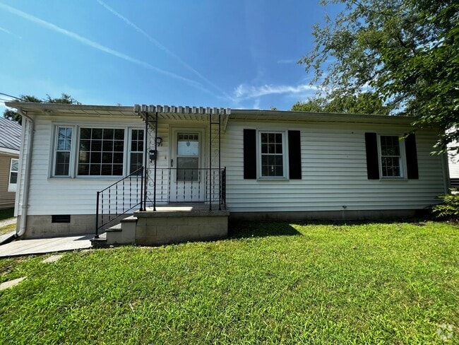 Building Photo - 3-Bed 2-Bath in Town with 3-Car Garage! Rental