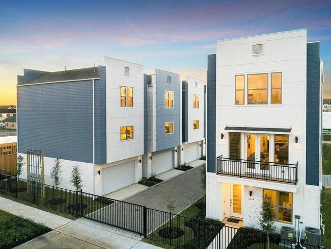 Photo - 2613 Hutchins St