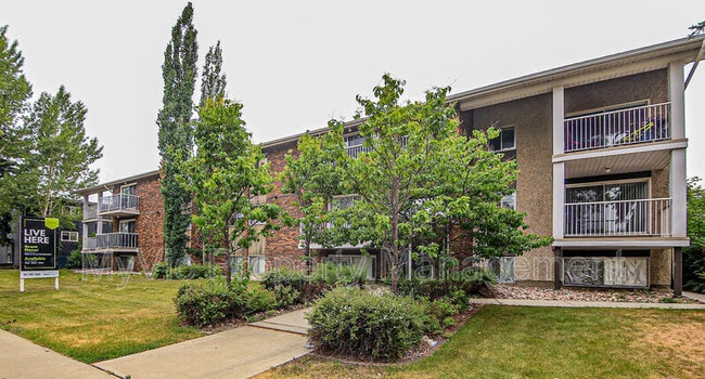 Building Photo - 9120-9149 149 St Unit Two Bed