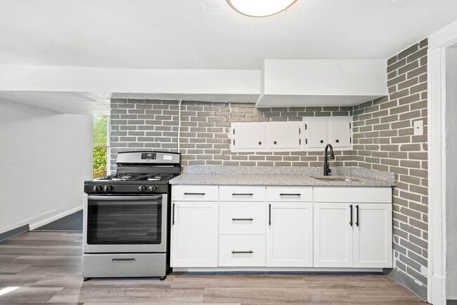 Building Photo - 133 Glenmore Ave Unit Rear Rental
