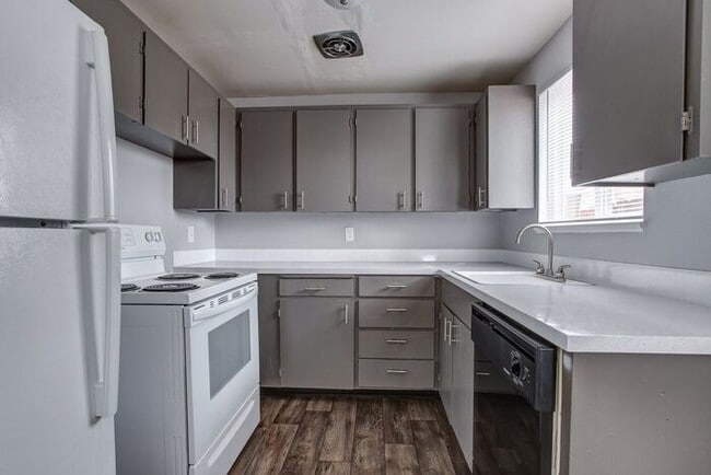 Building Photo - Great 1 Bed 1 Bath unit waiting for you to... Rental